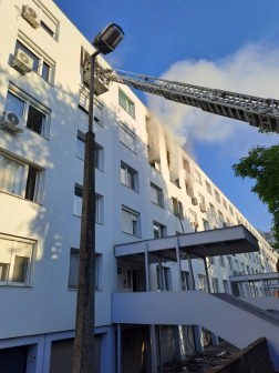 A tűzoltók megasbólmentővel is menekítettek ki lakót az épületből