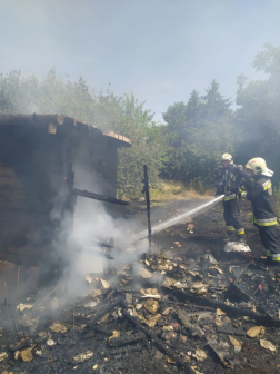 A tűzoltók  négy vízsugárral oltották el a tüzet Csongor utcán