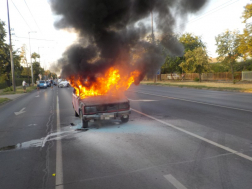 Nagy lánggal ég a gépkocsi motortere