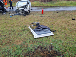 A Nyírmihálydi és Nyírgelse között történt balesetben megsérült jármű roncsa