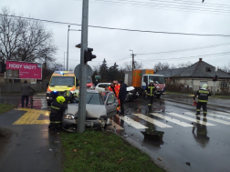 A tűzoltók a Debrecen Gázvezeték utcában történt balesetnél vizsgálják a roncsot