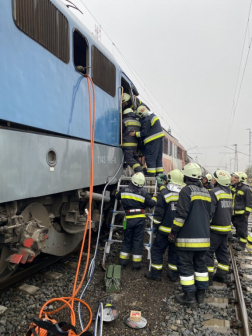 A tűzoltók feszítővágóval dolgoznak