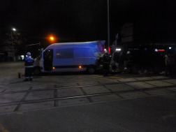 a tűzoltók a kisbuszt vizsgálják