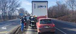 a ráfutásos balesetben megsérült személygépkocsit a tűzoltók áramtalanították