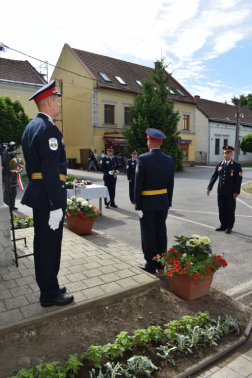 Pintér Antal Tamás tűzoltó ezredes megkoszorúzza a szobrot