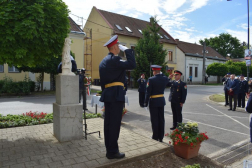 Elhelyezik koszorúikat a társszervek képviselői