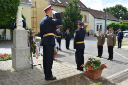 Elhelyezik koszorúikat a társszervek képviselői	