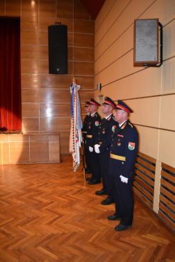 Az ünneplő állománytagok a csapatzászlóval