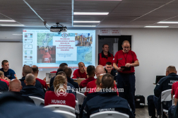 Az összegyűlt állomány megkapja a szükséges tájékoztatásokat