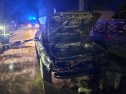 A tűzoltók oltják az égő autó motorterét