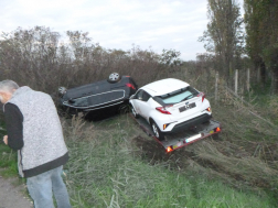 A 42-es úton felborult autó és vontatója