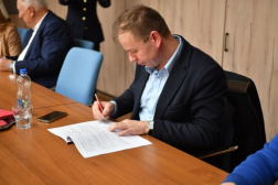 Oláh István református lelkész aláírja az új ügyrendet