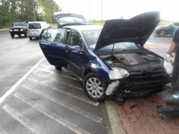 Hajdúhadház közelében a 4-es számú főúton egy autó oszlopnak ütközött. 