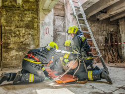 A tűzoltók egy ember megmentésén dolgoznak