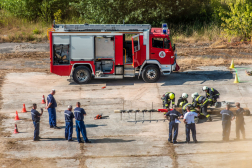 A tűzoltók egy ember megmentésén dolgoznak