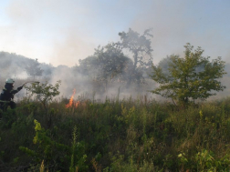 a Hajdúböszörmény szőlsőskerti tüzet oltja a tűzoltó kéziszerszámmal