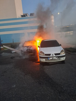 A Köntösgátsoron égő autó