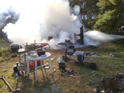 a tűzoltók oltják a lángokat