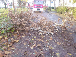 A tűzoltók a Kar utcán avatkoznak be