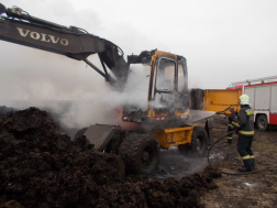 A tűzoltók a munkagépet oltják