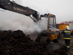 A tűzoltók a munkagépet oltják