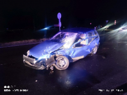 A 42-es főúton árokba sodródott jármű