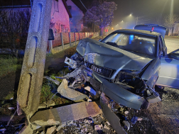 a Püspökladányban összetört személygépkocsi