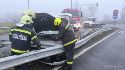 Az M35-ös úton megsérült autót áramtalanítják