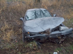 Az árokba csúszott személygépkocsi