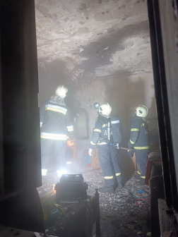 A tűzoltó az épületet vizsgálja