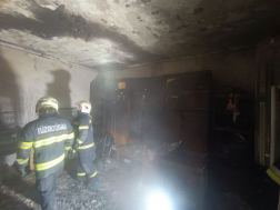 A tűzoltó az épületet vizsgálja