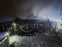 a tűzoltók a házat oltják, Nagyrábén