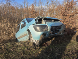 árokba borult autó