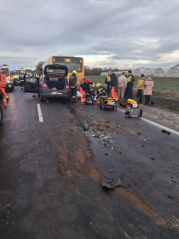 A mentőszolgálat ápolja a sérültet