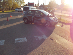 Balesetben megsérült autó