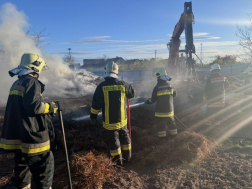 A tűzoltók a Földesen kigyulladt trágyacsomót oltják