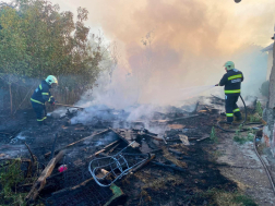 Sárrétudvariban, a Petőfi utcában a püspökladányi egységek oltják a tüzet