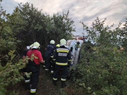 Pocsaj határában a kisbusz utasait mentik a tűzoltók