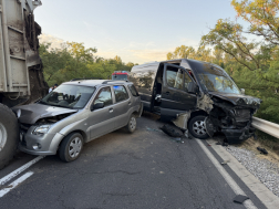 A 42-es számú főúton összetört járművek