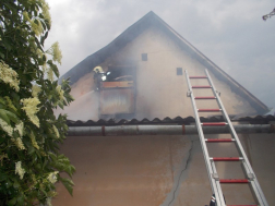 Tűz ütött ki egy családiház melléképületében Debrecenben a Kígyó utcában