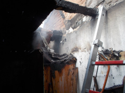 Tűz ütött ki egy családiház melléképületében Debrecenben a Kígyó utcában