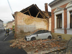 Tűzfal borult az autóra a Domb utcában