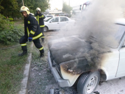 Autó motortere égett Debrecenben