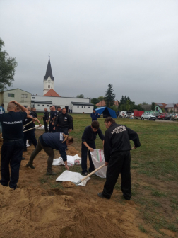 Homokzsákokat pakolnak az önkéntesek