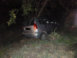 Fának ütközött egy autó Debrecen külterületén