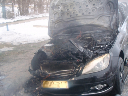 Furtán, a Petőfi Sándor utcában egy autó motortere menet közben kigyulladt.