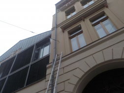 Húsz centiméteres jégcsapok lógtak egy épületről Debrecenben az Arany János utcában